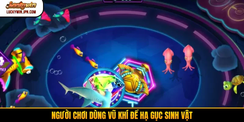 Người chơi dùng vũ khí để hạ gục sinh vật